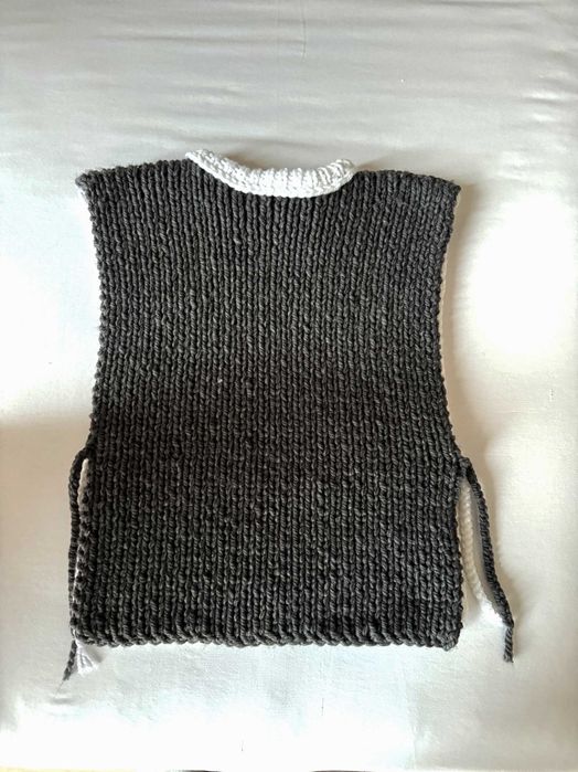 Vesta tricotata in doua culori