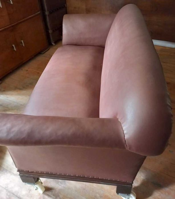 Стар наскоро претапициран диван - масив, кожа - 160х80х90 см