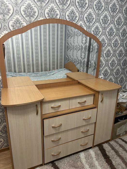 Комод с зеркалом и ящиками в отличном состоянии