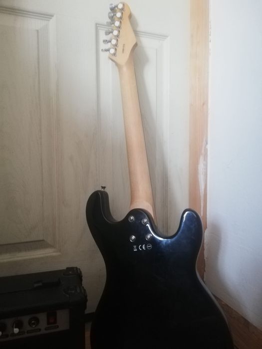 Vând chitară electrică