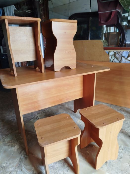 Стол и четыре стула