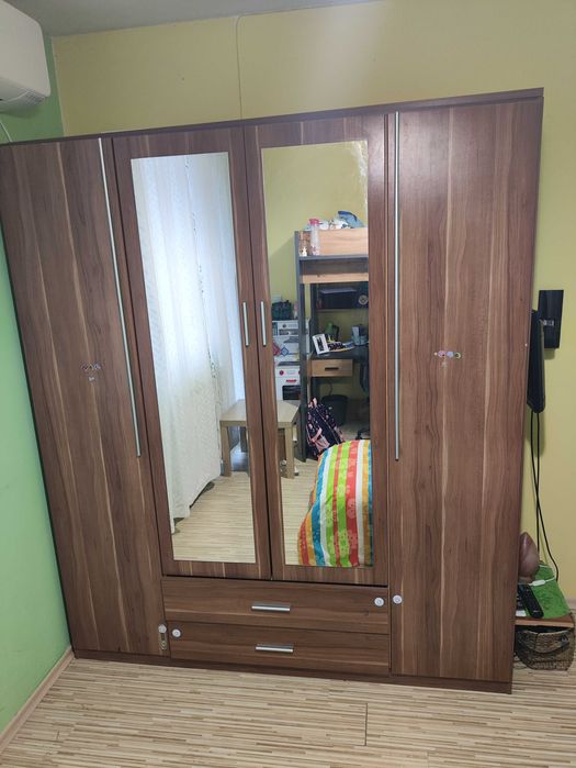 Четирикрилен гардероб ,спалня