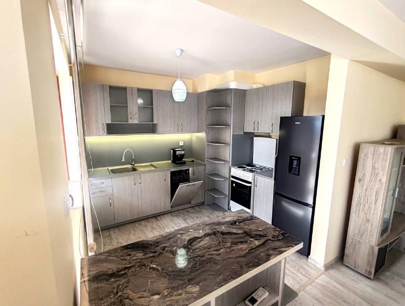 Дава се под наем Тристаен апартамент в Пловдив, Остромила - 118 кв.м за 750 € - Снимка #2