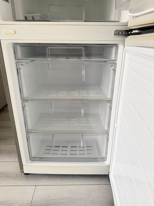 Холодильник двухкамерный марки LG