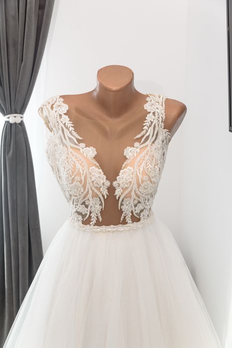 Vand rochie de mireasa si blanita alba