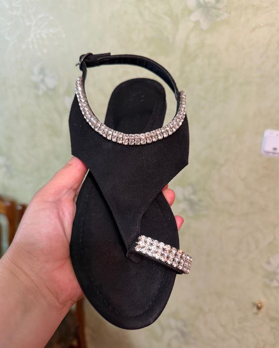 Продам абсолютно новые босоножки