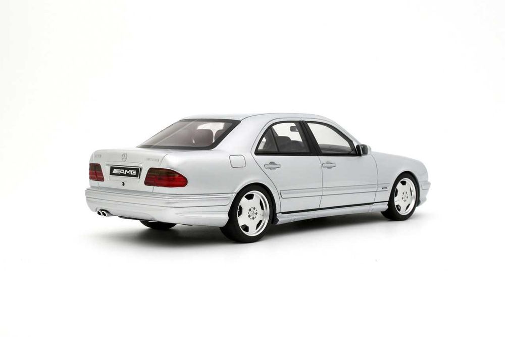 Коллекционная модель Mercedes E55AMG в масштабе 1:18