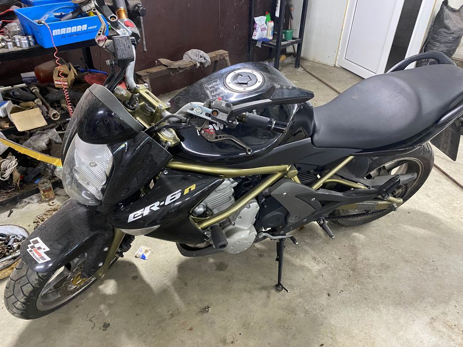 Два учебни мотора Suzuki GN125 и Kawasaki ER-6n