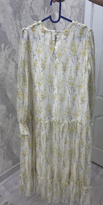 Кофта мен көйлектер сатылады