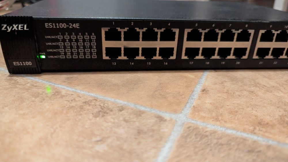Switch Zyxel ES1100-24E