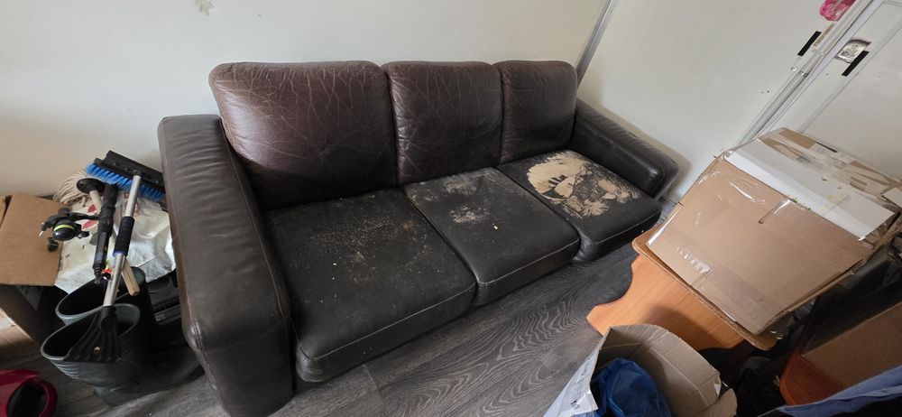 Canapea piele naturala extensibila mobexpert pret 600 lei .se face pat matrimonial este pe cadru metalic
