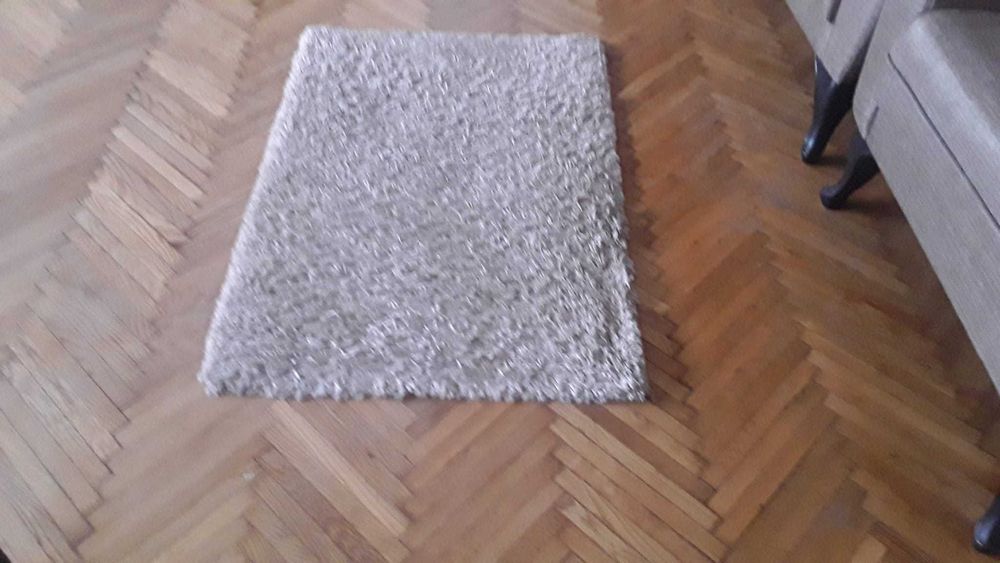Vând aragaz culoare crem, covor și două carpete culoare bej