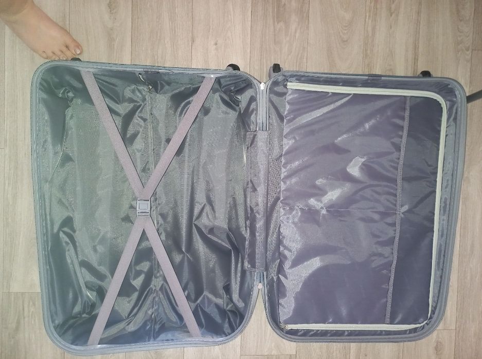 Продам новый чемодан