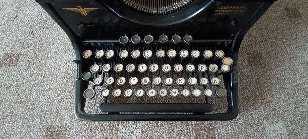 Vând mașina de scris ADLER
