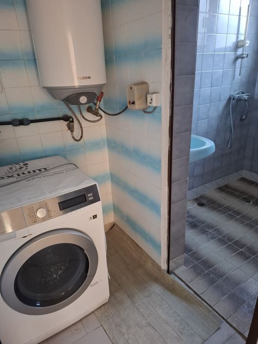 Отдава просторен етаж от къща в гр.Аксаково