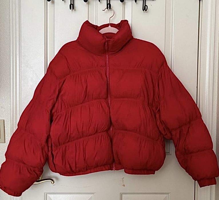 Женская красная  куртка брендовая.