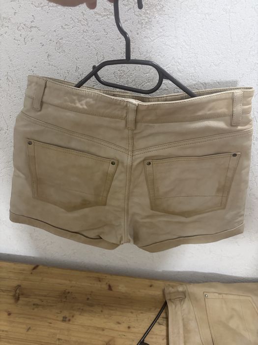 Pantaloni din piele, pentru femei!