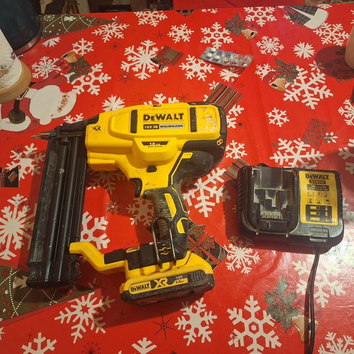 Pistol de cuie de walt DCN 680