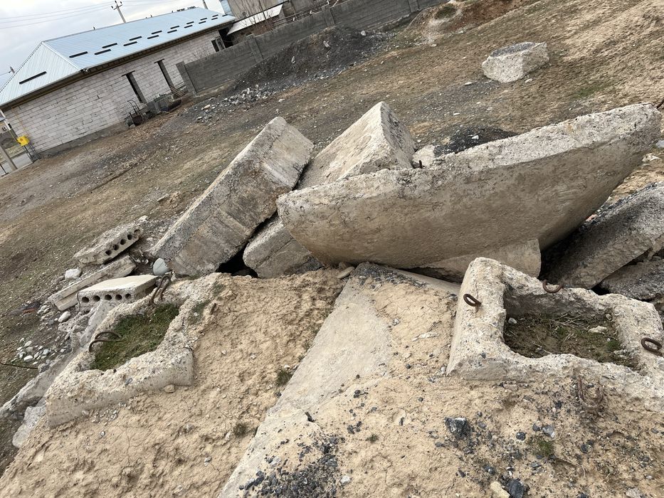 Бесплатно можете забрать плиты разные много орматуры