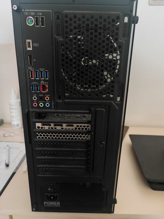 Настолен компютър с монитор, мишка и клавиатура