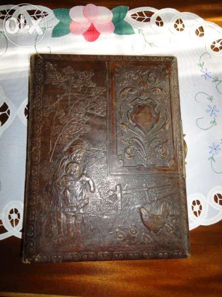 Старинен албум за снимки с кожени корици