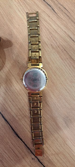 Elite дамски златист часовник с камъни