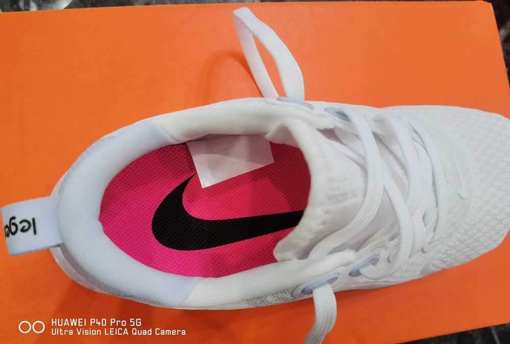 НОВИ Nike маратонки