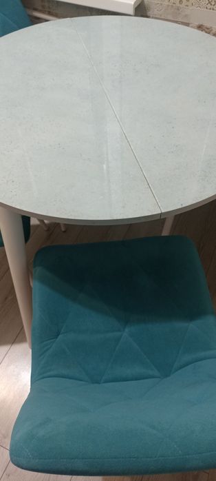 Продам кухонный стол и стулья