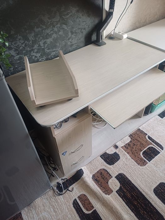 Компьютерный стол.