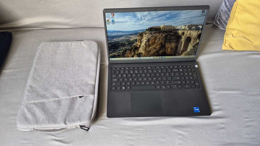 Laptop Dell model Vostro3520,i5-1135G7, 2.4GHz