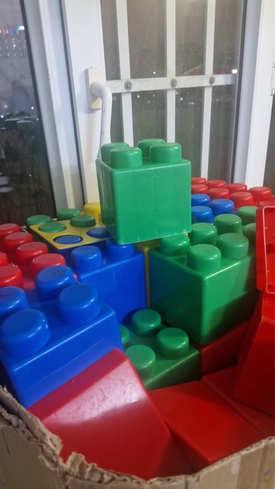 Разноцветные большие конструкторы