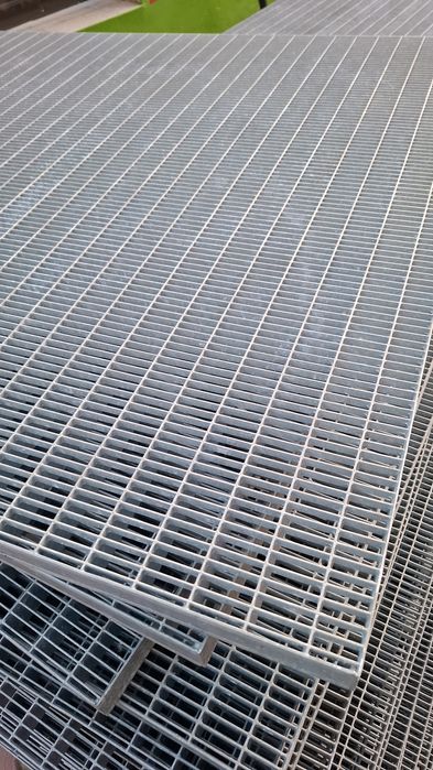 Trepte și gratare zincate