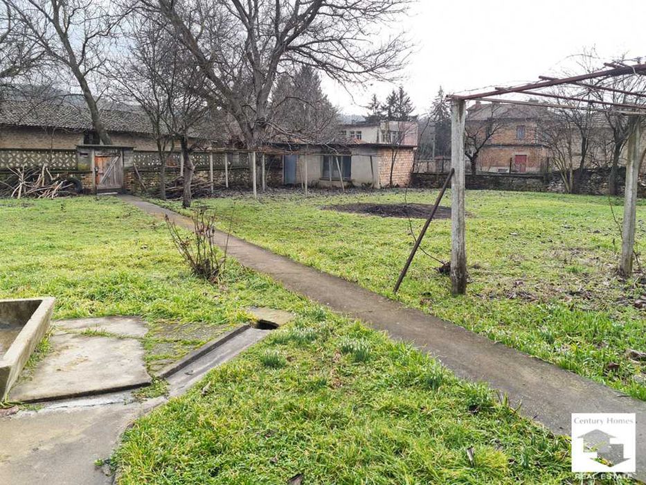 140333 Двуетажна къща с кладенец и гараж в с. Долна Липница