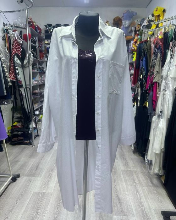 Платье рубашка белая  накидка большемерки