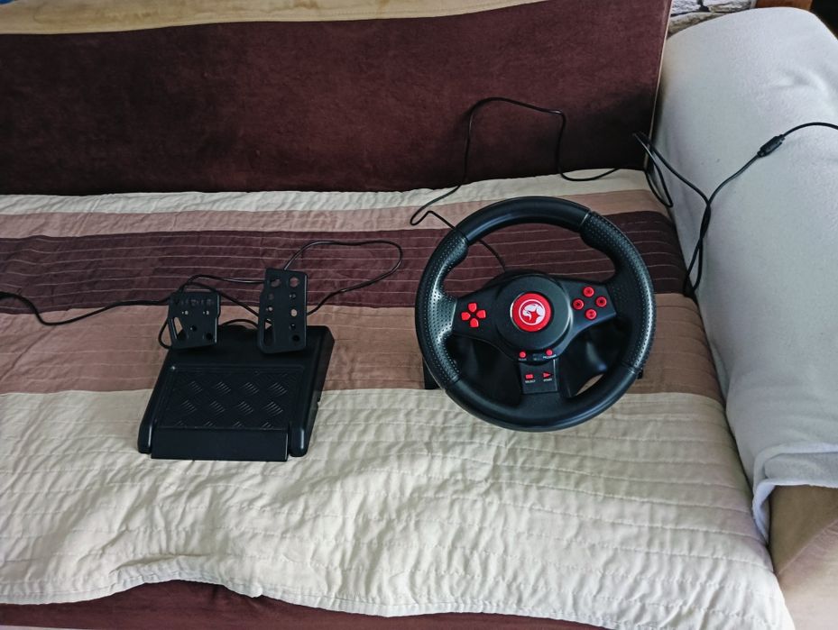 Volan gaming pentru calculatori și PS. Se conectează foarte simplu