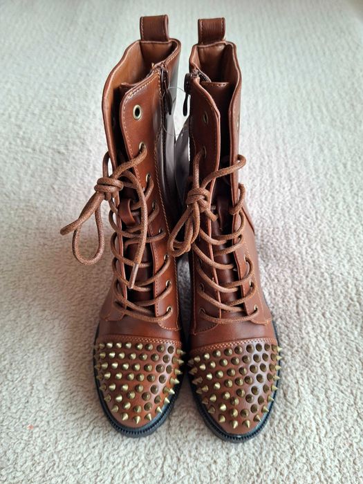 Боти с връзки и шипове.