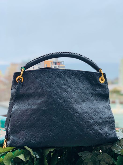 Louis Vuitton Artsy
Monogram Empreinte MM Bleu Infini