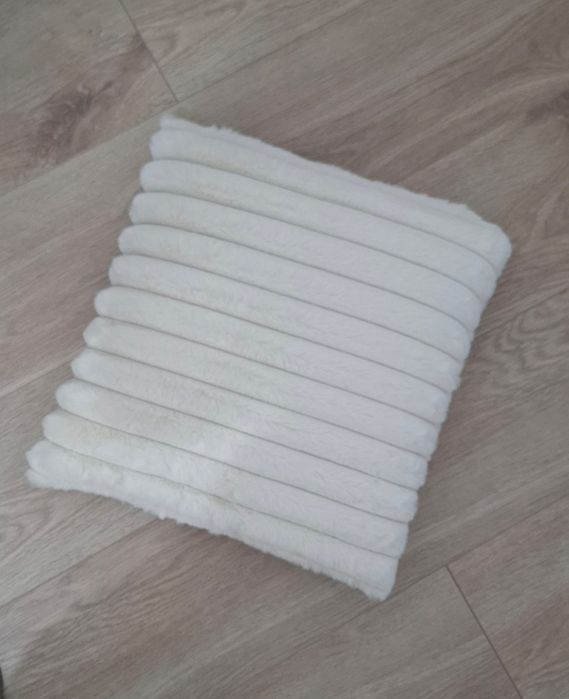 Pernițe  pufoase noi ,35/35 cm ,2 bucati