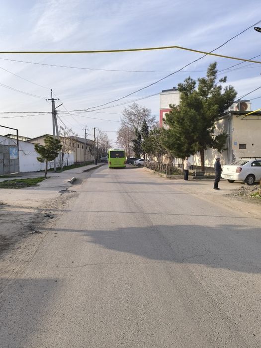 Дом 3 комнаты. Участок земли угловой вдоль дороги. Махалля ТАШКЕНТ