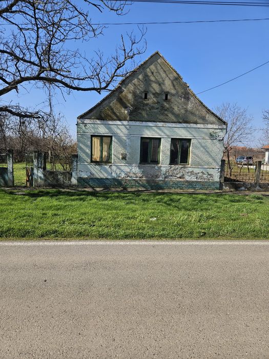 Vând casă nelocuibilă cu teren 2877 mp comlosul mare