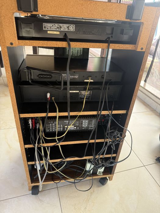 Linie rack Fisher cu boxe si telecomanda