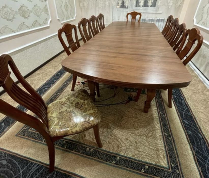 Продам стол  для гостиной без стульев