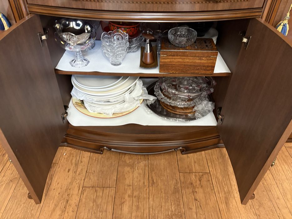 Продам сервант с тумбой