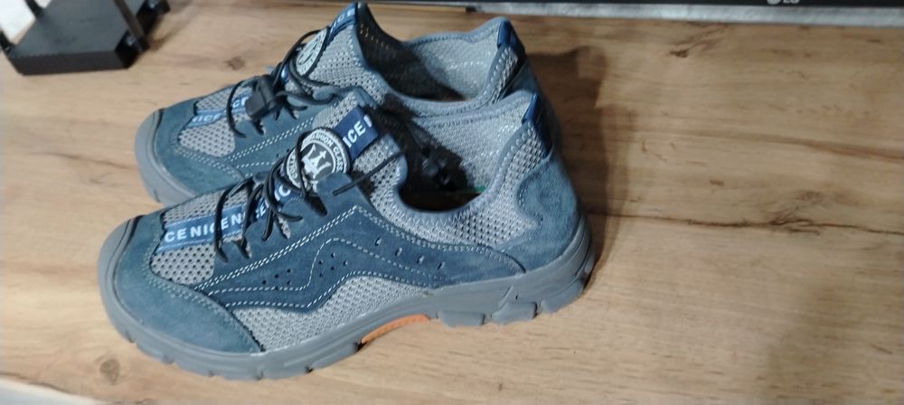 Рабочие кроссовки