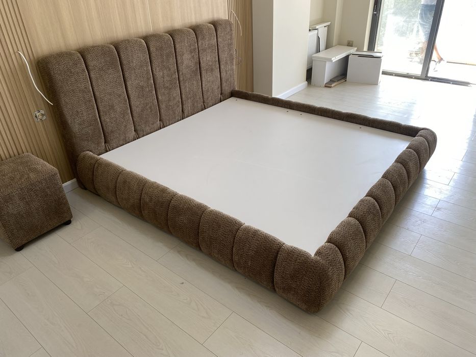 Кровать двуспальная с подъемным механизмом