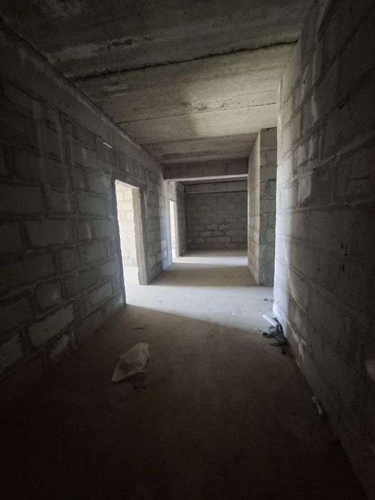 Тезда 8 каватли янги домни 6 чи каватида жойлашган .104 кв метрдан ибо