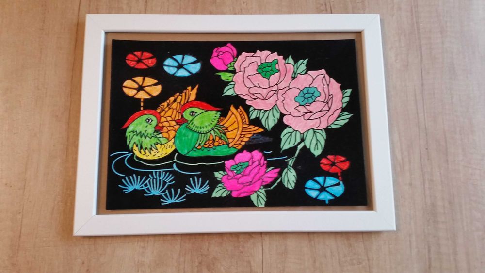 Няколко картини, рисувани на ръка, подходящи за детска стая.