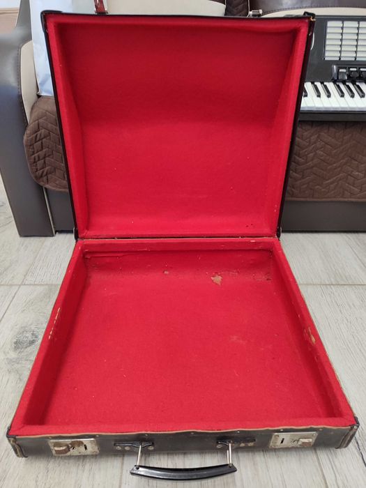 Акордеон Weltmeister Stella 60 баса. Много запазен. Отлично състояние.