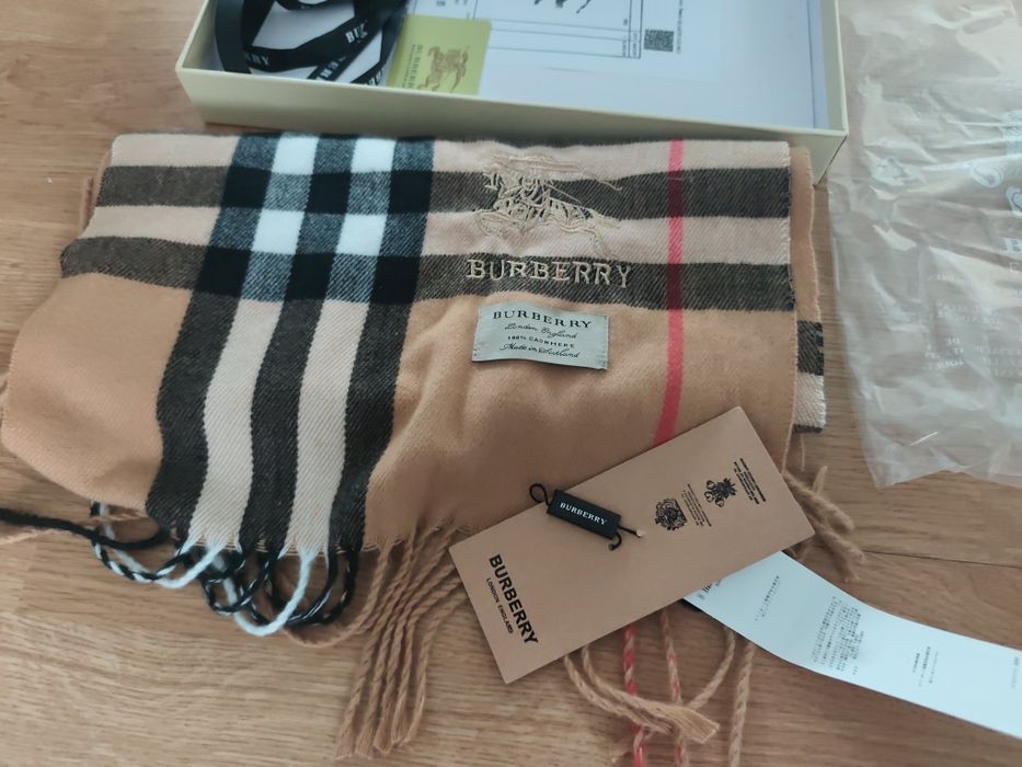 Esarfa scarf Burberry cadou ideal de Craciun