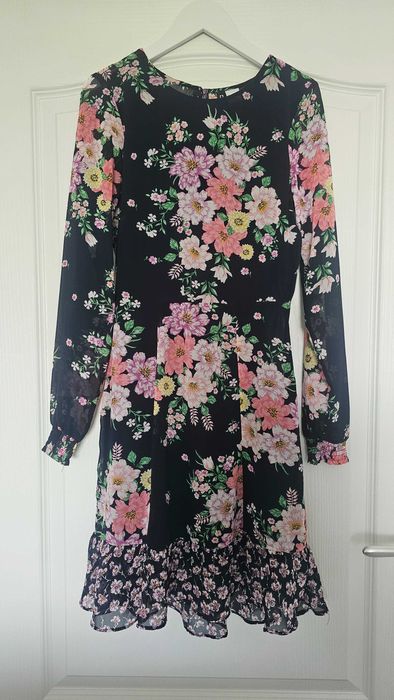 Ефектна рокля с отворен гръб